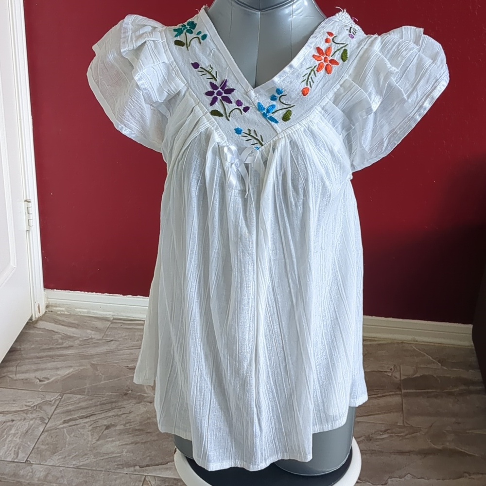 Artesan White Floral Embroidered Short Sleeve V-neck /Manta CulturalGirls Blouse